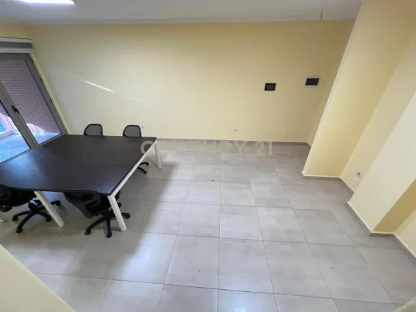 Tirane, jepet me qera ambjent biznesi Kati 1, 75 m² 750 € (Delijorgji)