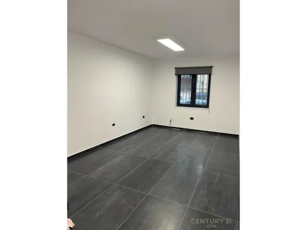 Tirane, jepet me qera zyre Kati 0, 51 m² 600 € (Ish shushica)