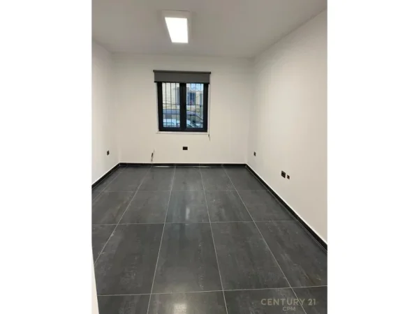 Tirane, jepet me qera zyre Kati 0, 51 m² 600 € (Ish shushica)