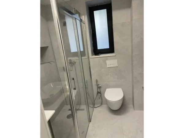 Tirane, jepet me qera zyre Kati 0, 51 m² 600 € (Ish shushica)