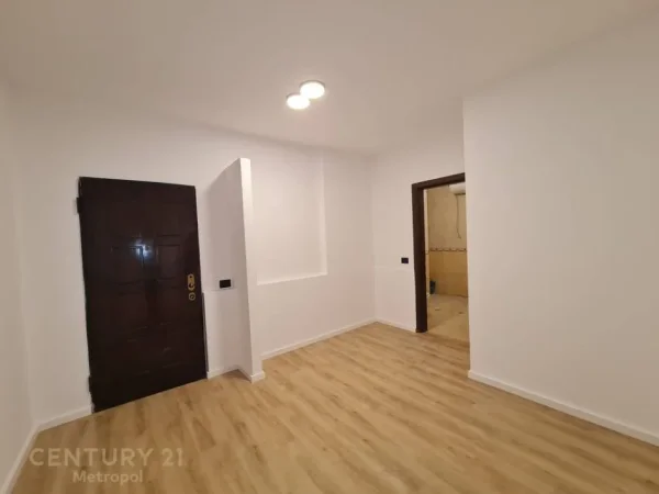 Tirane, jepet me qera ambjent biznesi Kati 2, 120 m² 1.000 € (Qender)