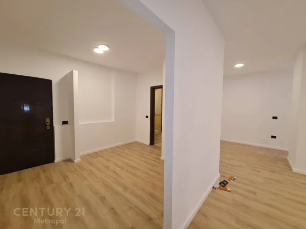Tirane, jepet me qera ambjent biznesi Kati 2, 120 m² 1.000 € (Qender)