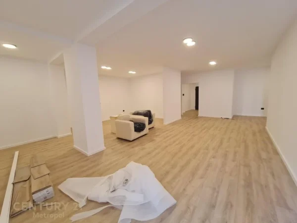 Tirane, jepet me qera ambjent biznesi Kati 2, 120 m² 1.000 € (Qender)