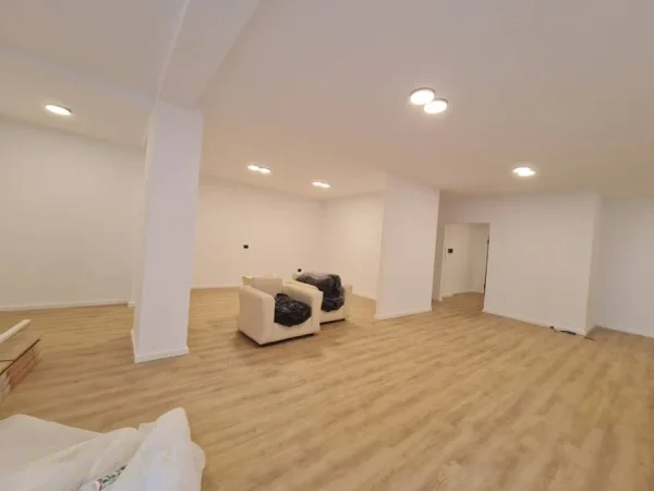 Tirane, jepet me qera ambjent biznesi Kati 2, 120 m² 1.000 € (Qender)