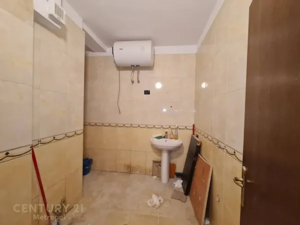 Tirane, jepet me qera ambjent biznesi Kati 2, 120 m² 1.000 € (Qender)