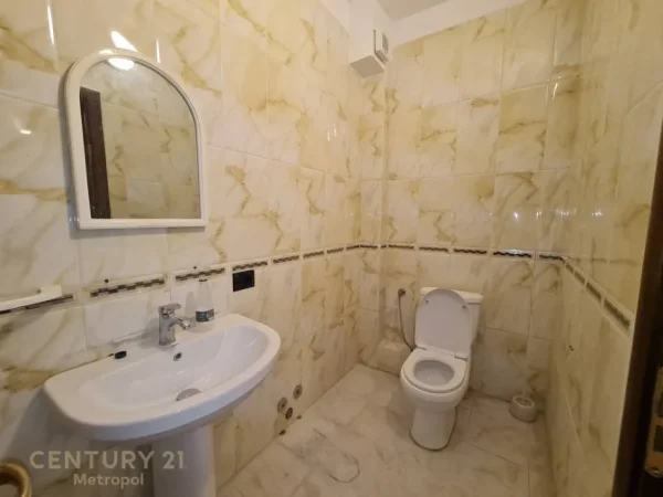 Tirane, jepet me qera ambjent biznesi Kati 2, 120 m² 1.000 € (Qender)