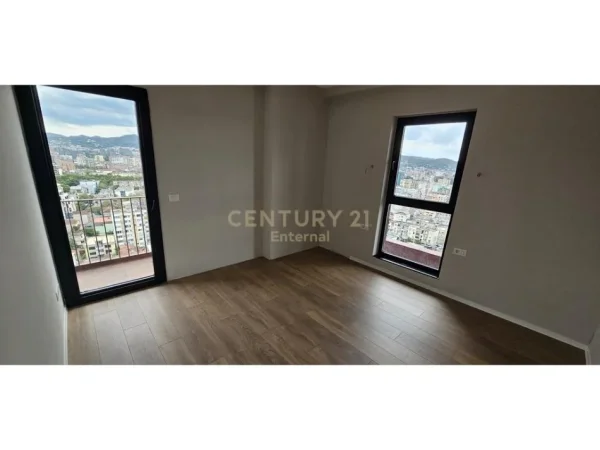 Tirane, jepet me qera ambjent biznesi Kati 18, 116 m² 2.000 € (Garden Building)