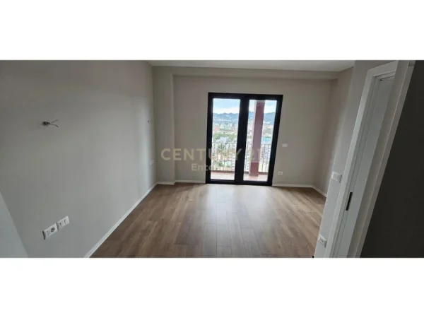 Tirane, jepet me qera ambjent biznesi Kati 18, 116 m² 2.000 € (Garden Building)