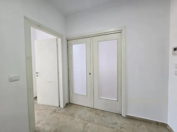 Tirane, jepet me qera ambjent biznesi Kati 6, 148 m² 1.000 € (Ring)