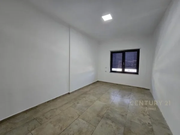 Tirane, jepet me qera ambjent biznesi Kati 6, 148 m² 1.000 € (Ring)