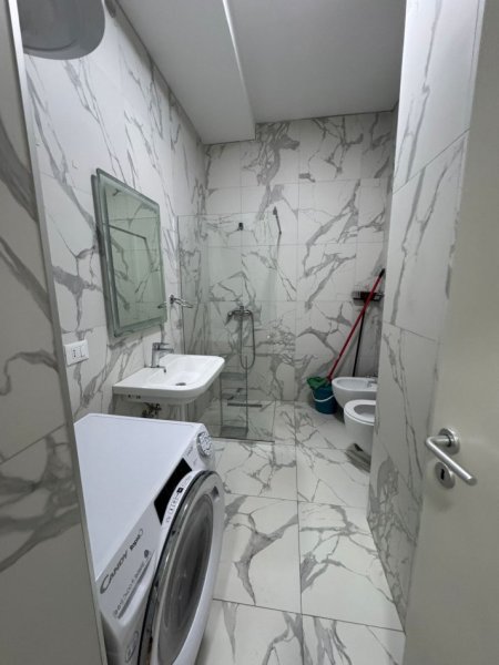 Tirane, jepet me qera apartament 1+1+Ballkon Kati 3, 65 m² 550 € (Kompleksi Magnet pram 21 dhjetorit)