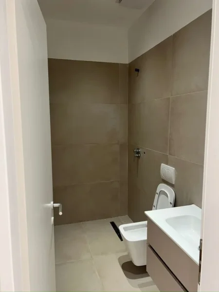 Tirane, jap me qera ambjent biznesi Kati 1, 75 m² 800 € (Rruga Vllazen Huta , ngjitur me Instatin)