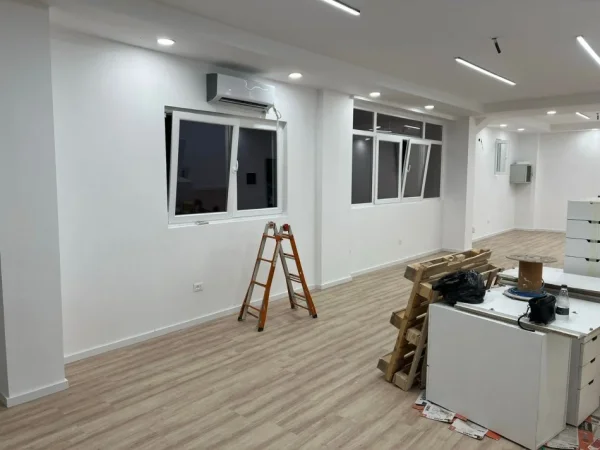 Tirane, jap me qera ambjent biznesi Kati 1, 75 m² 800 € (Rruga Vllazen Huta , ngjitur me Instatin)