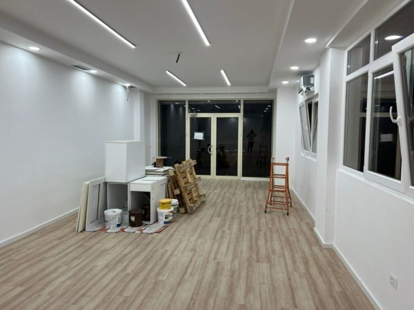 Tirane, jap me qera ambjent biznesi Kati 1, 75 m² 800 € (Rruga Vllazen Huta , ngjitur me Instatin)