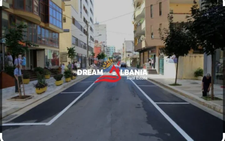 Tirane, jepet me qera zyre , 100 m² 700 € 