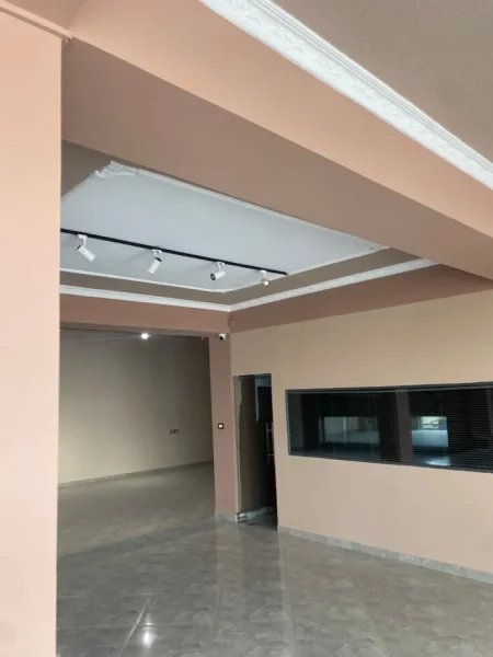 Tirane, jepet me qera ambjent biznesi Kati 0, 420 m² 3.500 € (Ish Dogana , (Buze rruge kryesore))