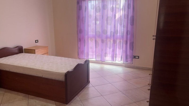 Tirane, jepet me qera apartament 3+1+Ballkon Kati 2, 100 m² 500 € (Rruga Sali Nivica)