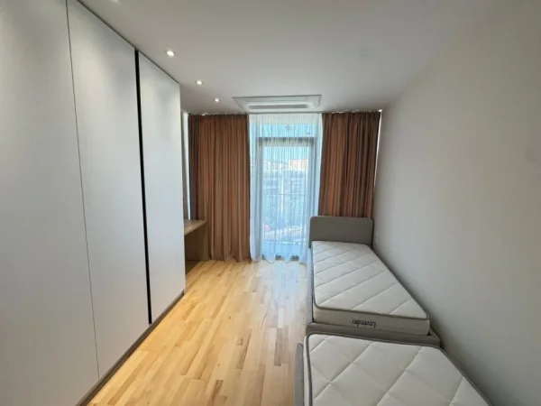 Tirane, jepet me qera apartament 2+1 Kati 5, 130 m² 2.200 € (RRUGA E KOSOVAREVE)