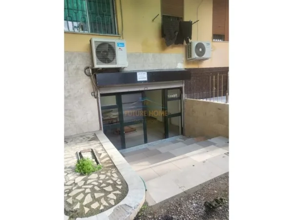 Tirane, jepet me qera ambjent biznesi Kati 0, 85 m² 500 € (Komuna e Parisit)
