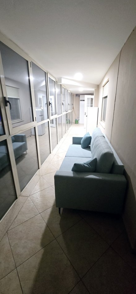 Tirane, jepet me qera apartament 3+1 Kati 1, 135 m² 1.100 € (rruga haxhi hysen dalliu)