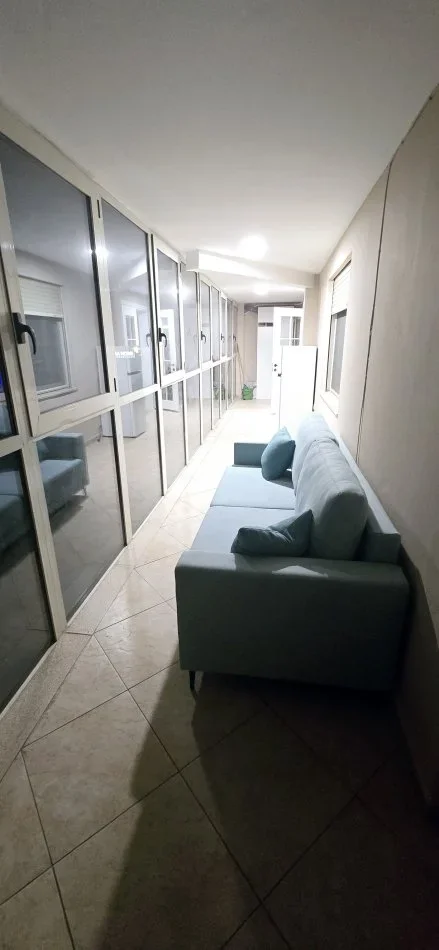 Tirane, jepet me qera apartament 3+1 Kati 1, 135 m² 1.100 € (rruga haxhi hysen dalliu)