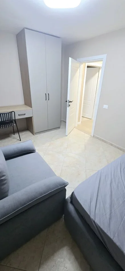 Tirane, jepet me qera apartament 3+1 Kati 1, 135 m² 1.100 € (rruga haxhi hysen dalliu)