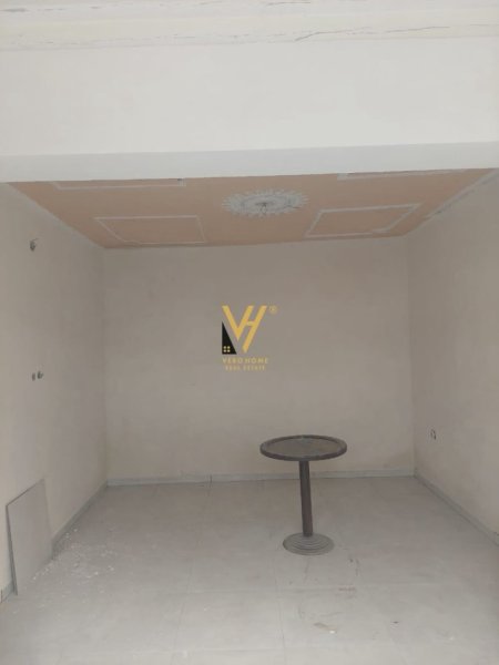 Tirane, jepet me qera ambjent biznesi Kati 0, 25 m² 300 € (UNAZA E RE)