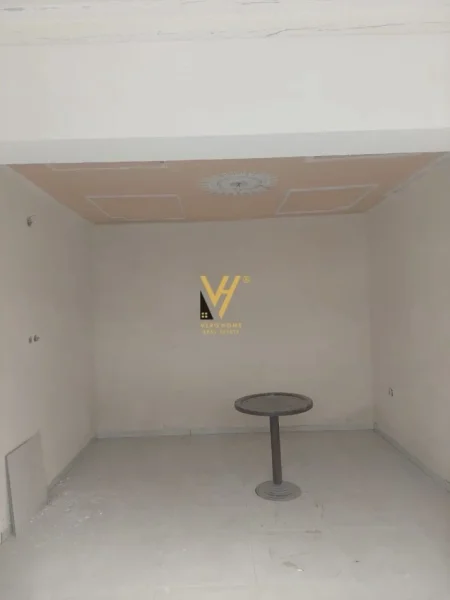 Tirane, jepet me qera ambjent biznesi Kati 0, 25 m² 300 € (UNAZA E RE)