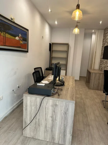 Tirane, jepet me qera ambjent biznesi Kati 0, 28 m² 200 € (Kristal Center)