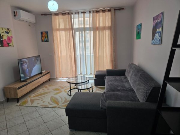 Tirane, jepet me qera apartament 1+1+Aneks+Ballkon Kati 5, 70 m² 550 € (komuna e parisit)