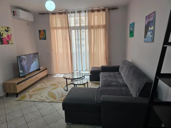 Tirane, jepet me qera apartament 1+1+Aneks+Ballkon Kati 5, 70 m² 550 € (komuna e parisit)