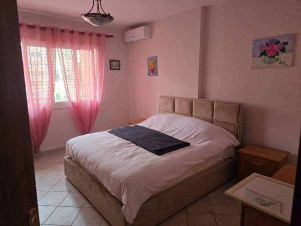 Tirane, jepet me qera apartament 1+1+Aneks+Ballkon Kati 5, 70 m² 550 € (komuna e parisit)