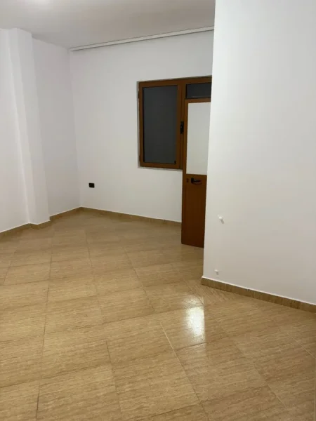 Tirane, jepet me qera apartament 2+1 Kati 4, 120 m² 450 € (Rr.Siri Kodra)