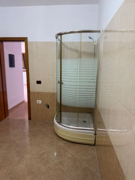 Tirane, jepet me qera apartament 2+1 Kati 4, 120 m² 450 € (Rr.Siri Kodra)