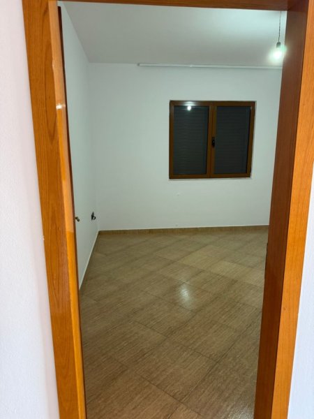 Tirane, jepet me qera apartament 2+1 Kati 4, 120 m² 450 € (Rr.Siri Kodra)