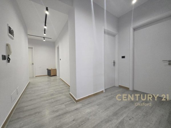 Tirane, jepet me qera zyre Kati 1, 151 m² 1.500 € (Sheshi Italia)