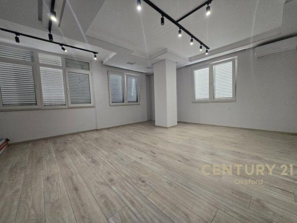 Tirane, jepet me qera zyre Kati 1, 151 m² 1.500 € (Sheshi Italia)