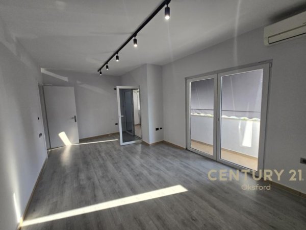 Tirane, jepet me qera zyre Kati 1, 151 m² 1.500 € (Sheshi Italia)