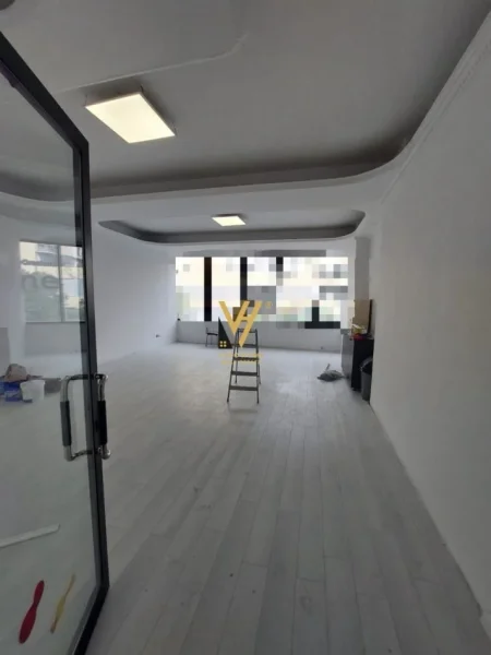 Tirane, jepet me qera zyre Kati 2, 60 m² 700 € (ASTIR)
