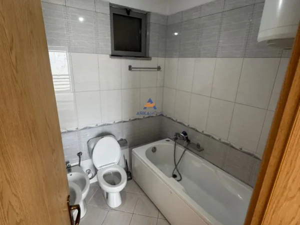Tirane, jepet me qera apartament 2+1+Ballkon , 120 m² 459 € (astir)