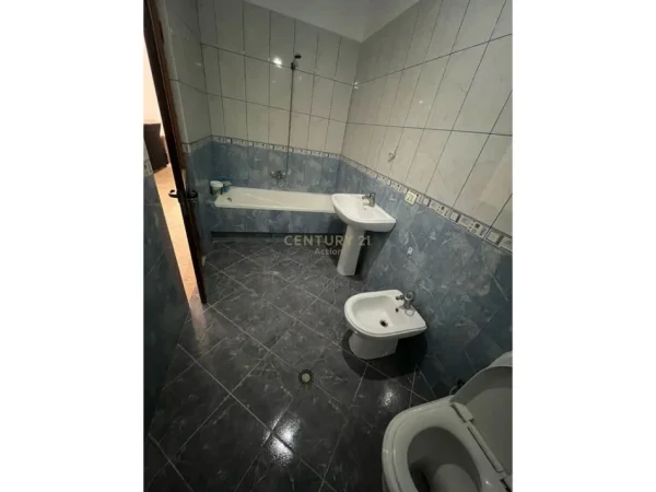 Tirane, jepet me qera 2+1+Ballkon Kati 3, 107 m² 420 € 