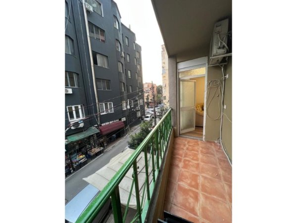 Tirane, jepet me qera apartament 1+1 , 550 € (Pazari i Ri)