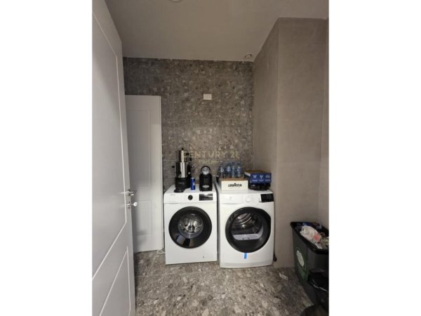 Tirane, shitet ambjent biznesi Kati 2, 127 m² 45.000 €