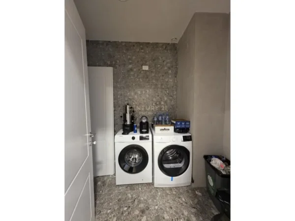 Tirane, shitet ambjent biznesi Kati 2, 127 m² 45.000 €