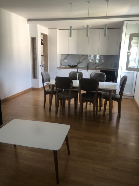 Tirane, jepet me qera apartament  Kati 2, 500€ (Pallati Grand)