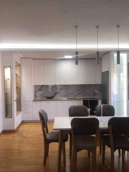 Tirane, jepet me qera apartament  Kati 2, 500€ (Pallati Grand)