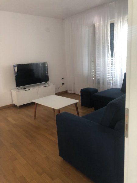 Tirane, jepet me qera apartament  Kati 2, 500€ (Pallati Grand)