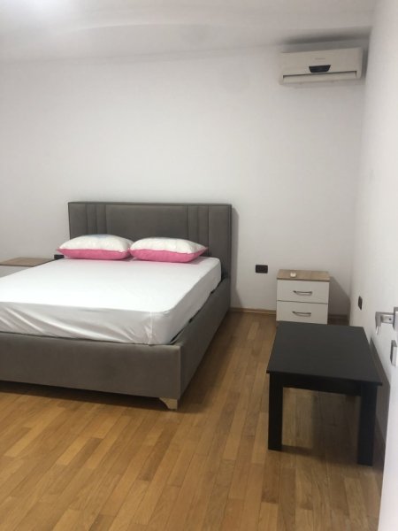 Tirane, jepet me qera apartament  Kati 2, 500€ (Pallati Grand)