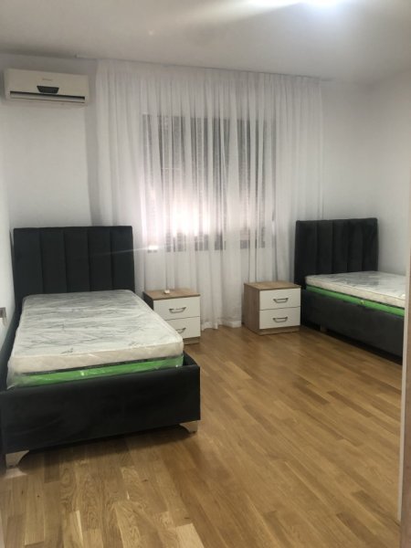 Tirane, jepet me qera apartament  Kati 2, 500€ (Pallati Grand)
