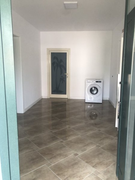 Tirane, jepet me qera apartament  Kati 2, 500€ (Pallati Grand)